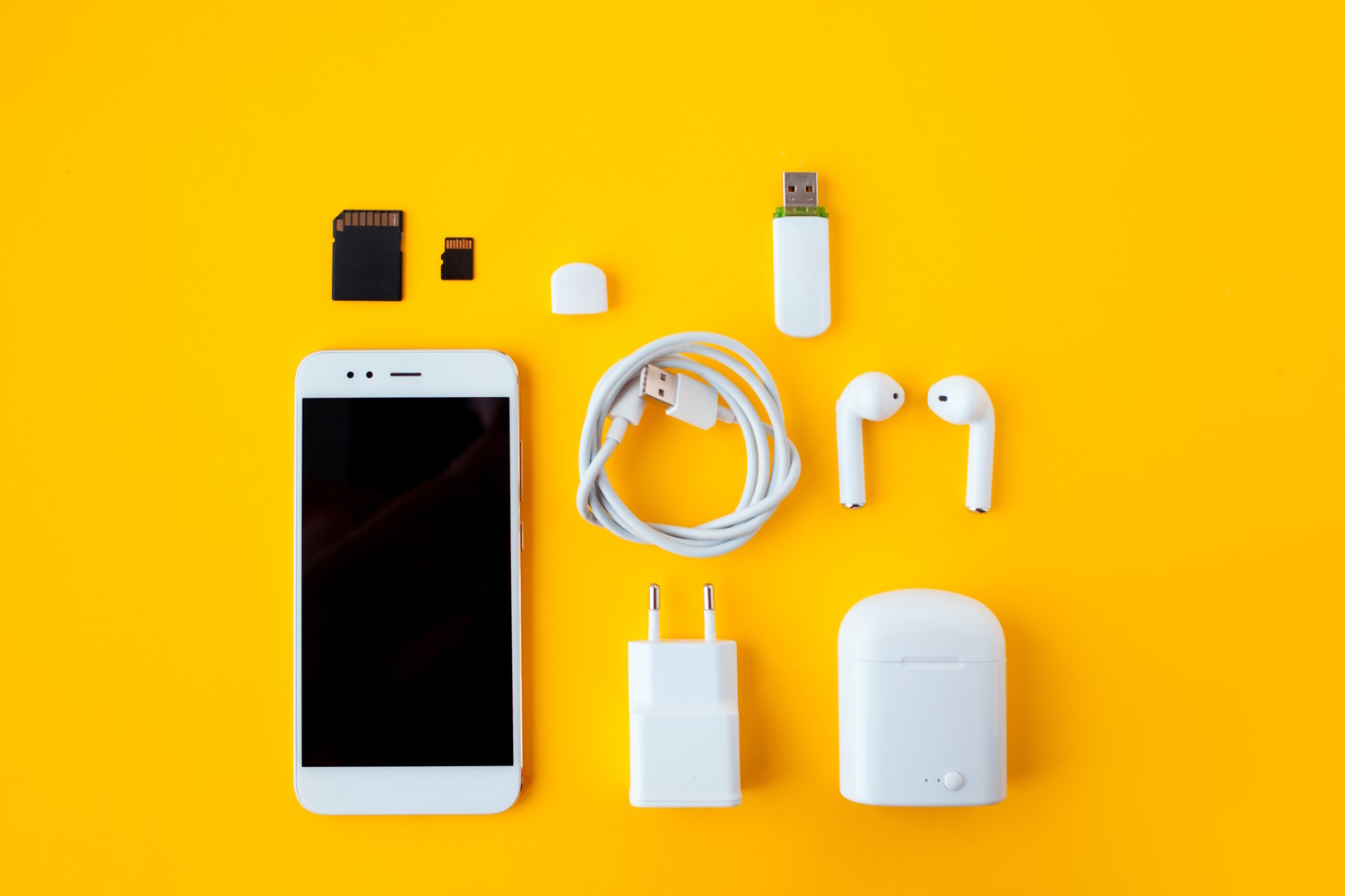 Accesorios de smartphones en un fondo amarillo